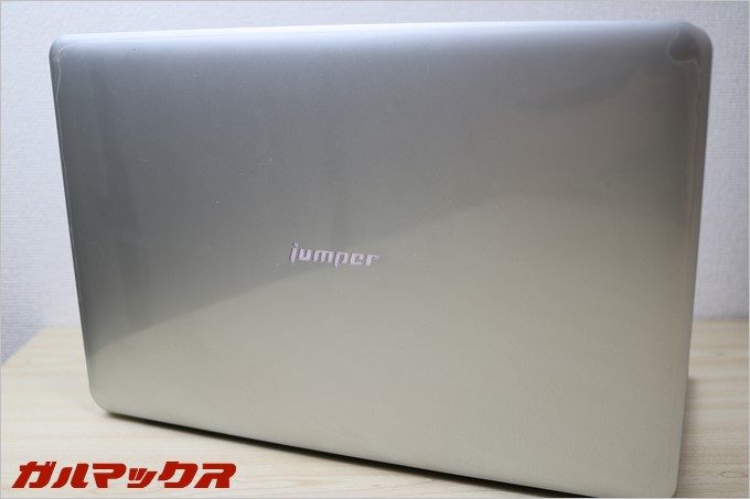 「Jumper Ezbook 2」のバックロゴが光るところもよくにている