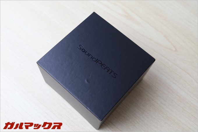 SoundPEATSのD3は同社のプレミアムモデルと同様の外箱で届きました。
