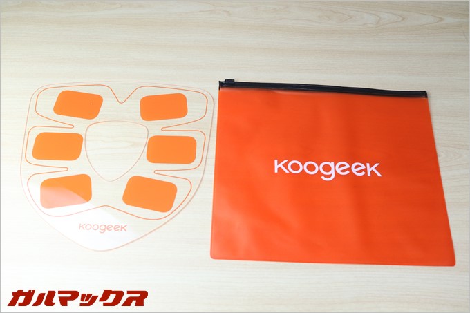 Koogeekスマートフィットネスギアは粘着質で貼り付けるので使い終わった後に粘着面を保護する本体と同等ほどのプレートが付属しています。また、持ち運びに便利なオレンジのナイロンポーチも付属
