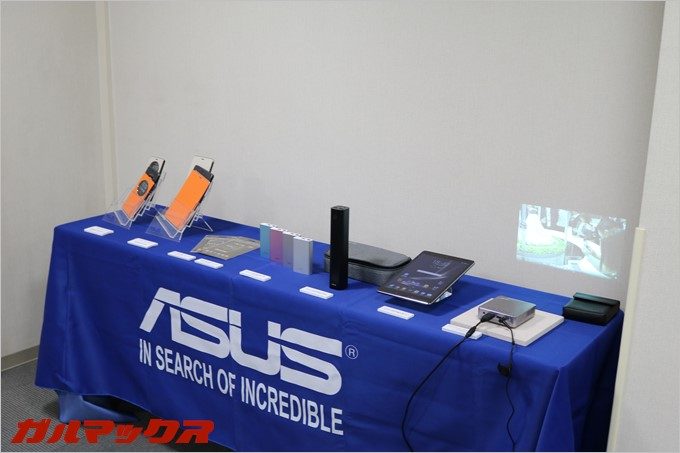 SIMフリースマートフォンだけではなく、ASUSのノートパソコン、タブレットPC、スマートウォッチ、プロジェクター、アクセサリー類も展示。