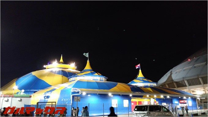 シルク・ドゥ・ソレイユの会場をZenFone3で撮影した写真。夜景モードを手持ちで撮影。