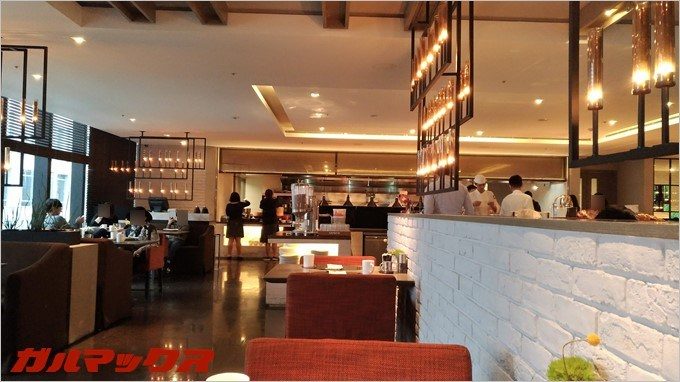 ハンブルハウス台北のレストラン”LA FARFALLA”では広々としたテーブルで食事が可能です。