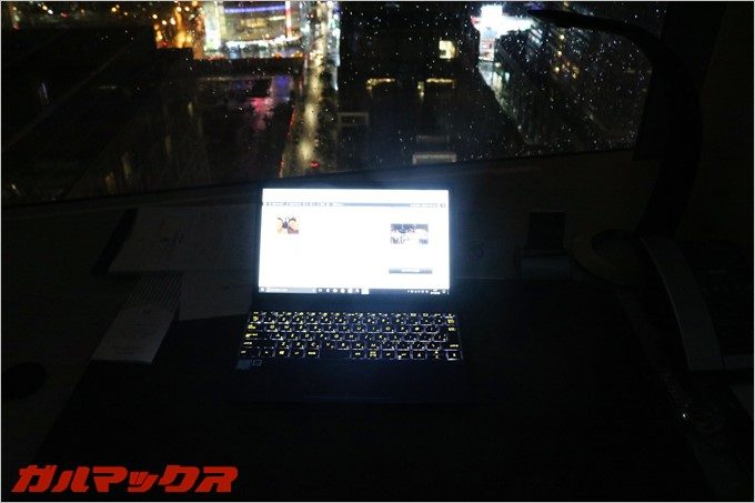 ZenBook 3は標準でキーボードが光るので暗所でも操作が容易