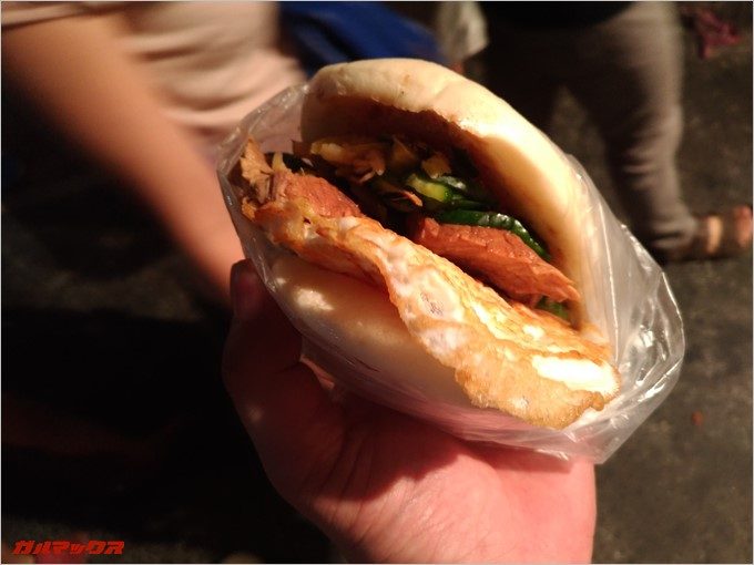 台湾版ハンバーガーはボリュームたっぷり。