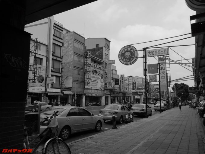 台湾の台南でUMIDIGI Z PROにて街並みをモノクロ撮影