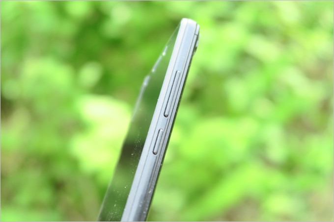 本体右側にボリュームボタンと電源ボタン。