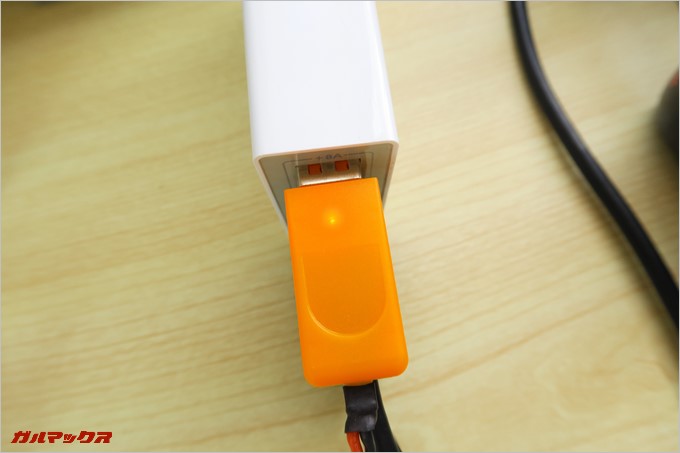 充電用USBにはLEDが搭載されており消灯することで充電完了が分かる仕組み