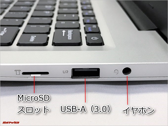 Jumper EZbook 3Sの画面右側にはMicroSDスロットやUSB-A（3.0）、イヤホンジャックが備わっています