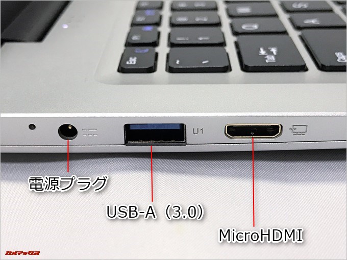 Jumper EZbook 3Sの画面左側面には電源プラグやUSB-A、MicroHDMIが備わっています