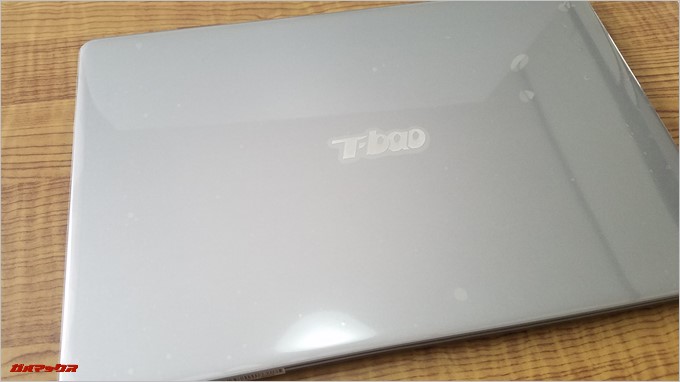 T-Bao Tbook4 14.1の天板にはT-Baoのロゴがついてます