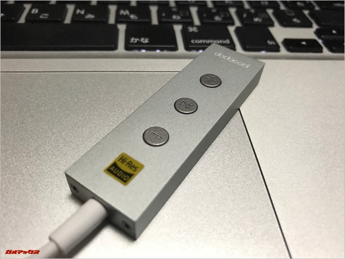 USB-Cオーディオ変換アダプター「DA134」は再生/一時停止と音量ボタンのみのシンプルな構成