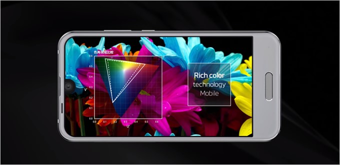 AQUOS R Compactはリッチカラーテクノロジーモバイルを搭載しているので写真や動画に対して1/65536の画質補正を行う事が可能