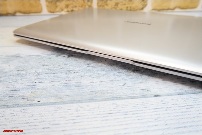 Jumper EZbook 3SEの前面にはディスプレイを開きやすいように凹みがあります