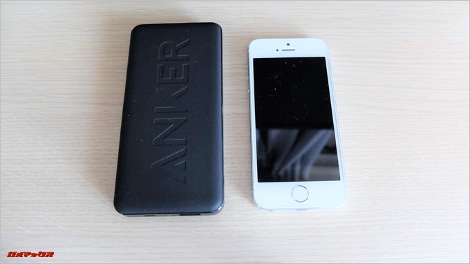 Anker PowerCore2 Slim 10000をiPhone5と比較してみましたが一回り大きい程度です