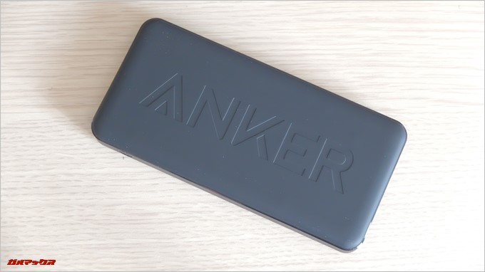 Anker PowerCore2 Slim 10000の背面は大きめのロゴが表示されています