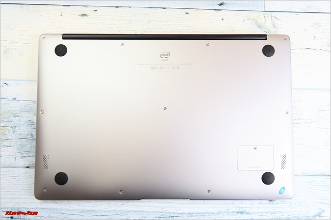 Chuwi LapBook AIRの底面にはステレオスピーカー。バッテリーは内蔵タイプ