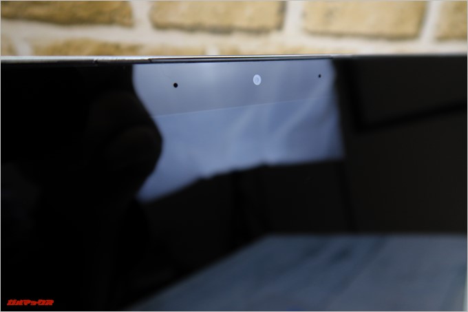 Chuwi LapBook AIRはデュアルマイクがフロントカメラの左右に備わっています