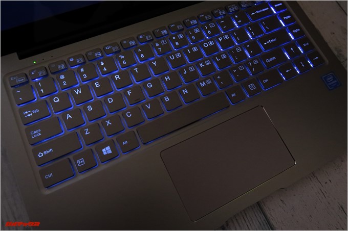 Chuwi LapBook AIRのキーボードは淡いブルーに光ります