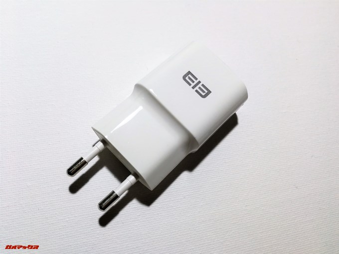 Elephone S8の付属充電器は日本では利用できない形状でした。