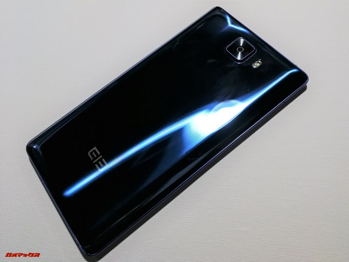 Elephone S8の背面は光の当たる角度により表情を変えます。