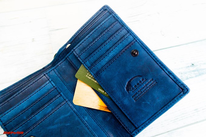 ［COREOの馬革 折財布 8FJ-9979］のカード入れの下側のポケットにも左右で計4枚のカードが入ります。