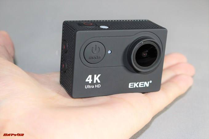 EKEN H9sのサイズ感は手のひらサイズ。この小ささで4kに対応しています。