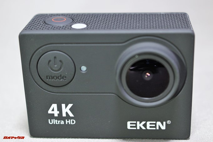 EKEN H9sの正面に電源ボタンが付属しています。