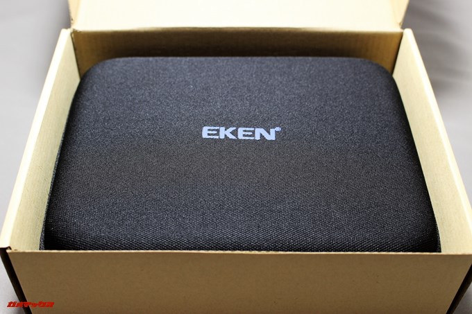 EKEN H9sは持ち運びが簡単な専用のハードポーチが付属しています。
