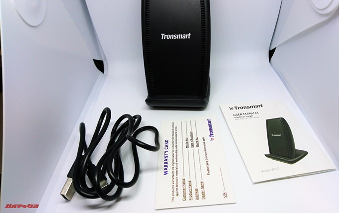Tronsmart AirAmp Qi充電器には本体以外に充電ケーブルも付属しています。