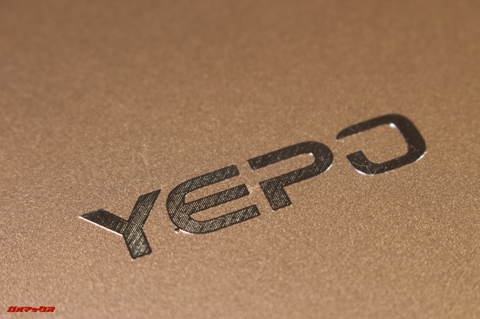 YEPO 737A Notebookの天板のロゴはシールでした。