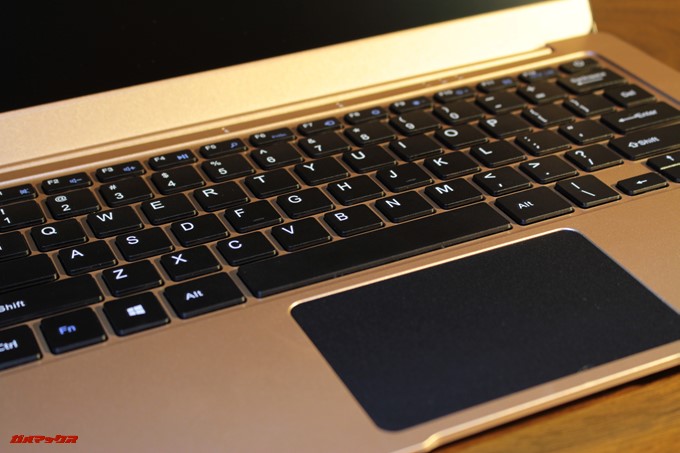 YEPO 737A Notebookのマウスパッドは最大3本指操作に対応しています。