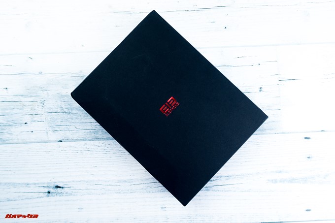 Elephone U Proのパッケージは平べったいブラックボックスにメタルレッドのロゴが刻印された格好いい外箱