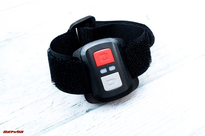 DBPOWER 4K 620Cは腕時計型としても利用できるので、腕にリモコンを取り付けて操作出来ます。