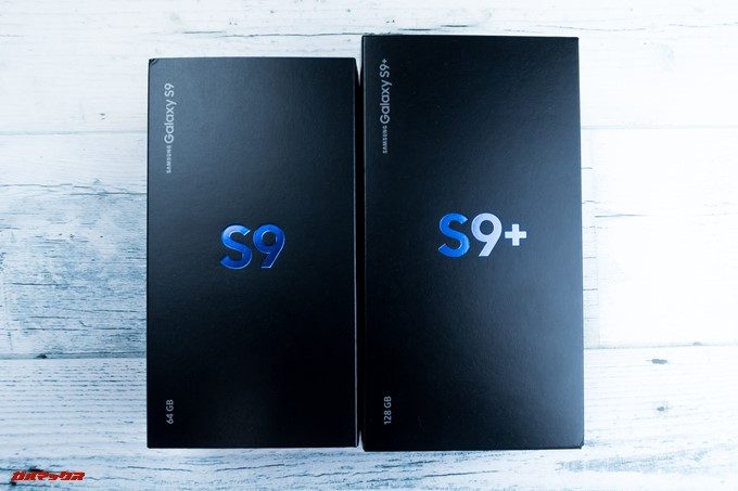 Galaxy S9とGalaxy S9の海外版はブラックにメタリックブルーのモデル名が印刷されたクールな外箱