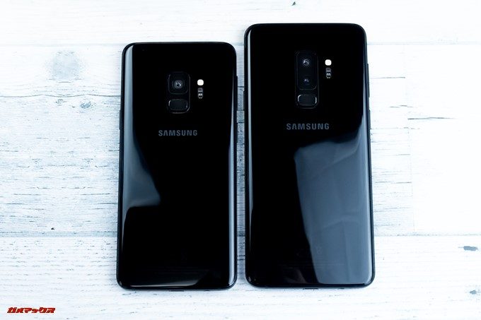 Galaxy S9とS9+に背面は美しい光沢の有るブラックパネルですが指紋が非常に目立ちます。