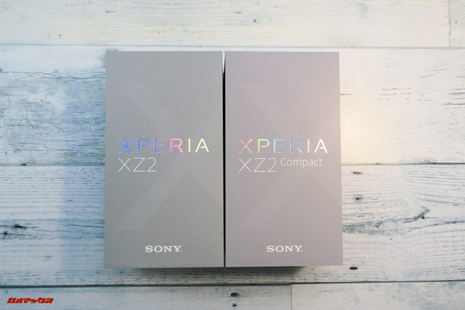 Xperia XZ2とXZ2 Compactの外箱は灰色のボックスで虹色のロゴです。
