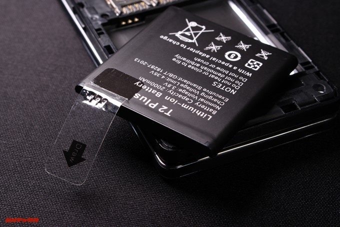 VKworld T2 Plusのバッテリーには絶縁テープが貼っています。利用時は剥がしましょう