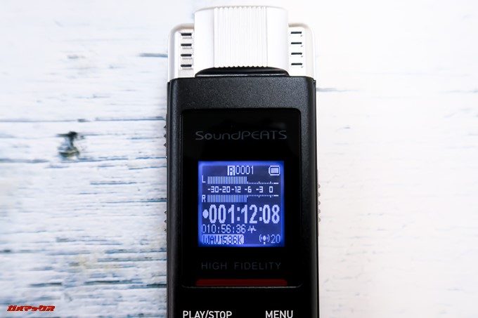 SoundPEATS Nano6は小型ながらバックライト付きのディスプレイを備えています。