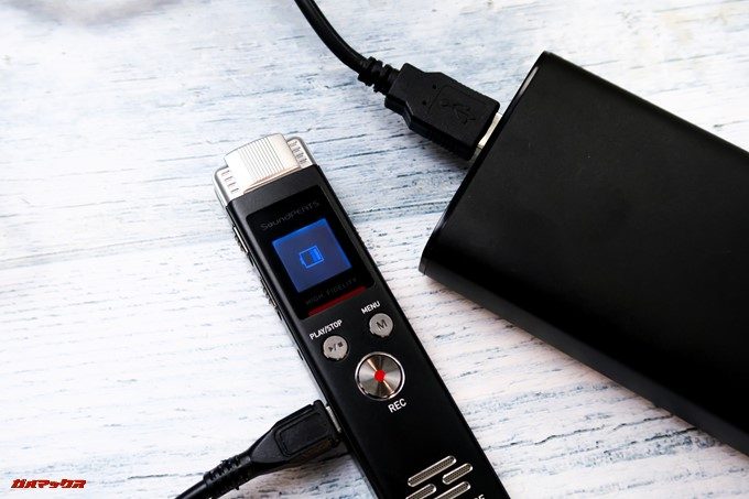 SoundPEATS Nano6はモバイルバッテリーなどからも充電可能。充電中も録音が可能です。