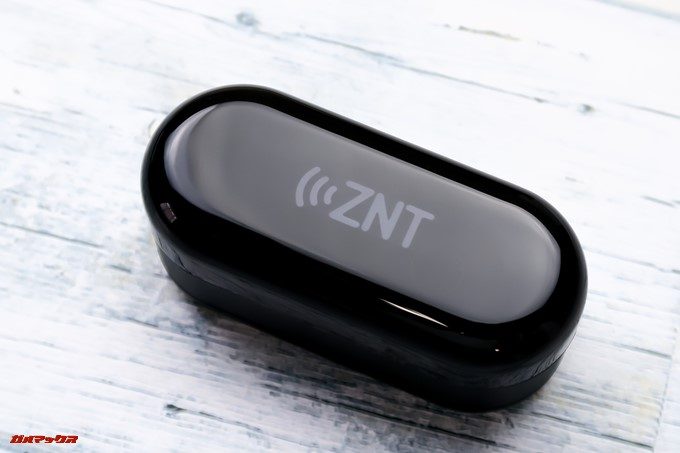 ZNT AirFits Iは本体充電機能付きの持ち運びケースが付属しています。