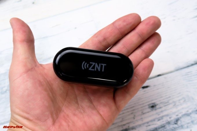 ZNT AirFits Iのケースもサイズ感が小さいので持ち運びに適しています。
