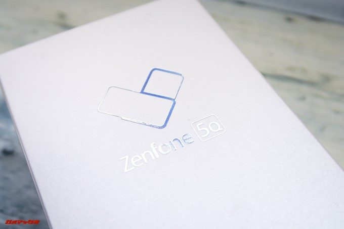 ZenFone 5Q/lite/Selfie（ZC600KL）のハートマークロゴには5の文字が浮かび上がります。