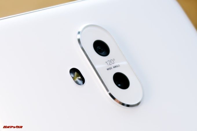 ZenFone 5Q/lite/Selfie（ZC600KL）のカメラは少々出っ張っているので卓上に置いた際は少々ガタツキます。