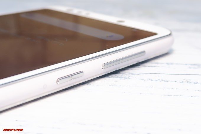 ZenFone 5Q/lite/Selfie（ZC600KL）の本体右側面にはボリュームキーと電源ボタンが備わっています。