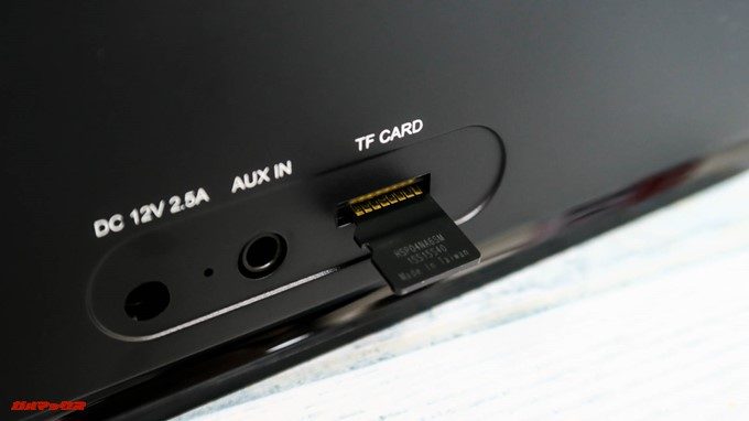 DOSS Sound Box XLの背面には有線接続の端子やMicroSDスロットが備わっています。