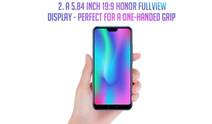 Huawei Honor 10のディスプレイは大型ですが横幅がスマートなので従来の5型～5.2型並のサイズ感で持てます。