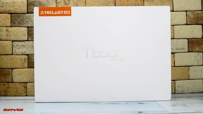 Teclast F7は白とオレンジの美しいボックスに入って届きました。