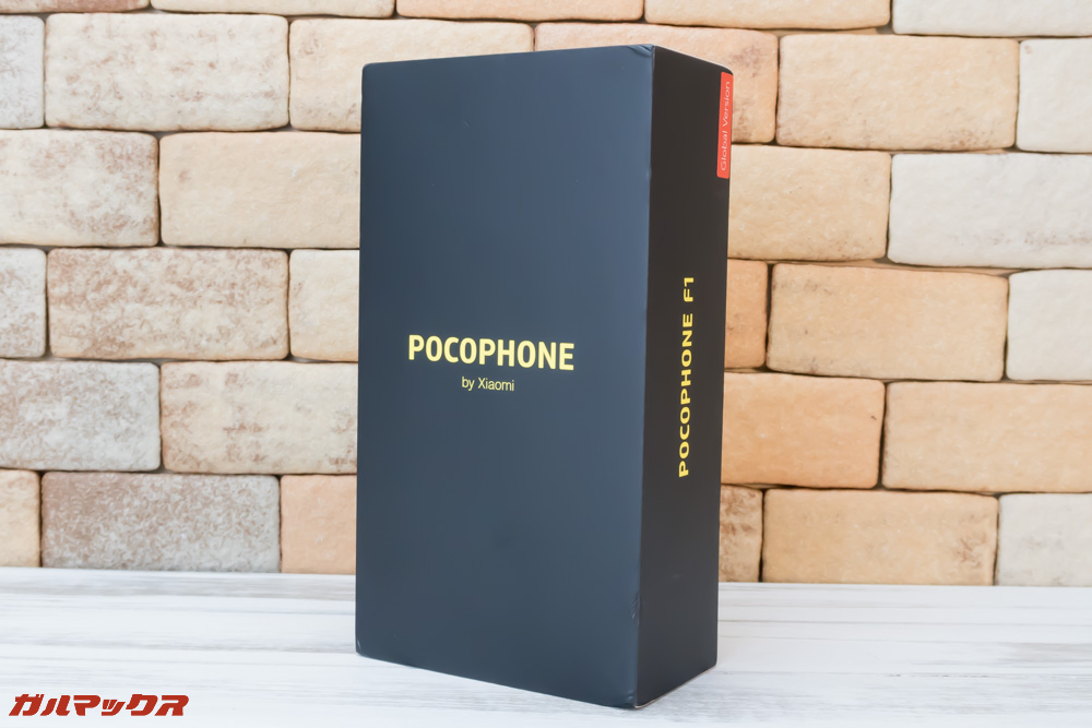 Xiaomi Poco F1はブラックの箱に入っています。