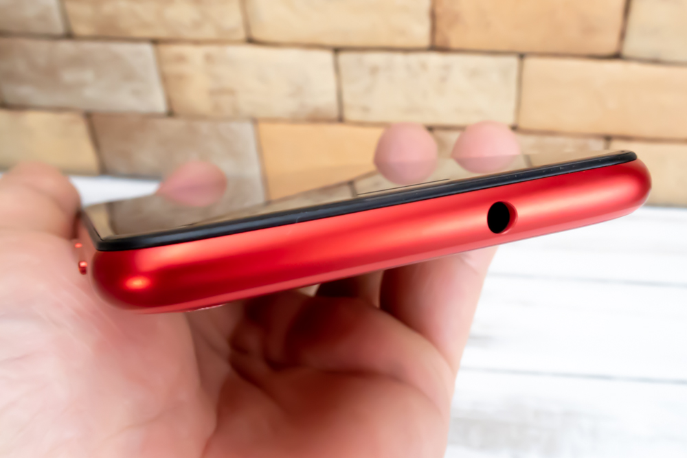 ZenFone Max M1はイヤホン端子を備えているのでお気に入りの有線イヤホンも利用できます。