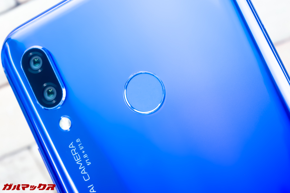 Huawei nova 3の指紋認証ユニットは本体背面の上部中央に備わっております！